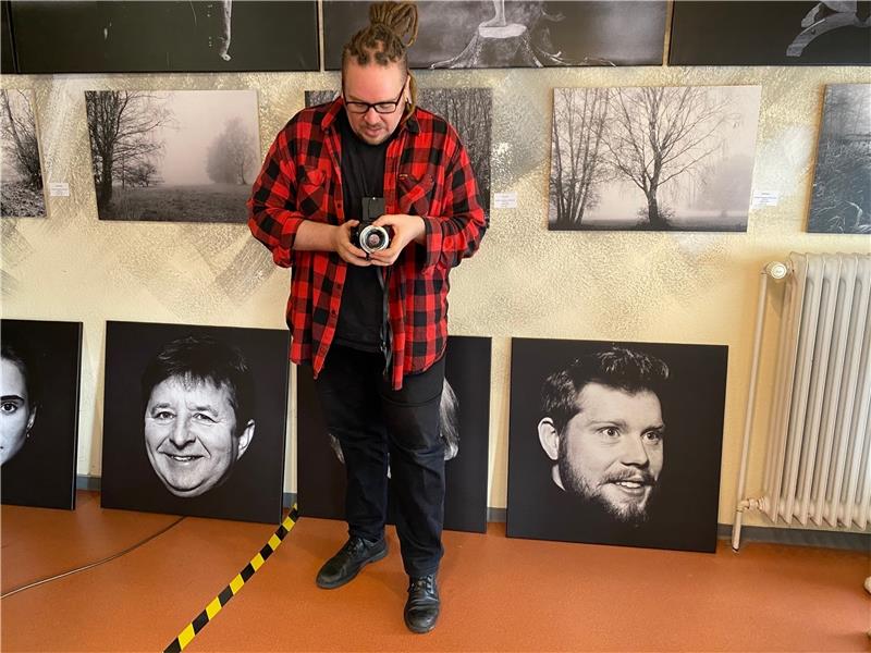 Fotograf Sascha Storz mit seiner Hasselblad 500 C/M in seinem Studio.  Foto: Berthold / HK