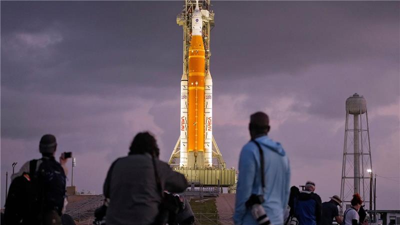 Fotografen richten ferngesteuerte Kameras in der Nähe der Artemis II-Mondrakete der NASA ein.