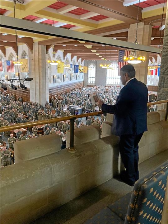 Fotografische Andenken an einen nicht alltäglichen Termin: Der frühere deutsche Spitzen-Genosse Sigmar Gabriel weilt zwei Tage lang zu Diskussionen mit jungen Offiziersanwärtern an der US-Militärakademie West Point.  Fotos: Privat