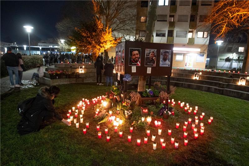 Fotos der Opfer und Teelichter erinnern Menschen am Tatort der Morde in Hanau-Kesselstadt an die Bluttat.