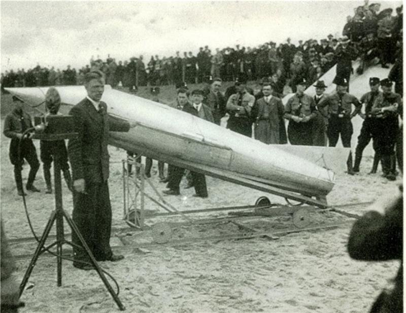 Fotos von Gerhard Zucker und seinen Postraketen sind selten. Vom Hasselkopf in Braunlage scheint jedenfalls keines zu existieren. Das Bild zeigt den Raketenkonstrukteur 1934 am Strand bei Cuxhaven. Repro: Jörg Kühnhold