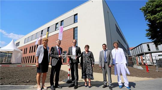Fototermin mit Landrat Thomas Balcerowski (2. v. r.) im Sommer 2021 zur Übergabe des Wernigeröder Klinikneubaus, 36 Millionen Euro wurden investiert. Seit einiger Zeit gibt es Pläne für einen zentralen Klinikneubau im Harzkreis. Die Kosten wurden bislang auf 600 bis 800 Millionen Euro veranschlagt.