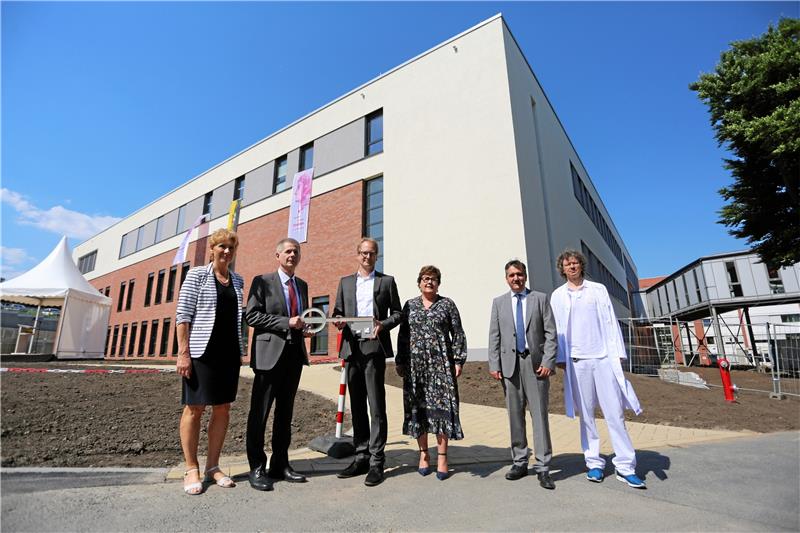 Fototermin mit Landrat Thomas Balcerowski (2. v. re.) im Sommer 2021 zur Übergabe des Wernigeröder Klinikneubaus, 36 Millionen Euro wurden investiert. Jetzt gibt es Pläne im Harzkreis für einen zentralen Klinikneubau. Die Kosten werden gegenwärtig auf 600 bis 800 Millionen Euro veranschlagt. Archivfoto: Bein