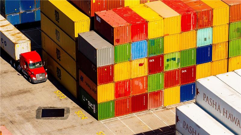 Bilder des Tages Frachtcontainer stapeln sich auf einem Verladeterminal im Hafen von Oakland.