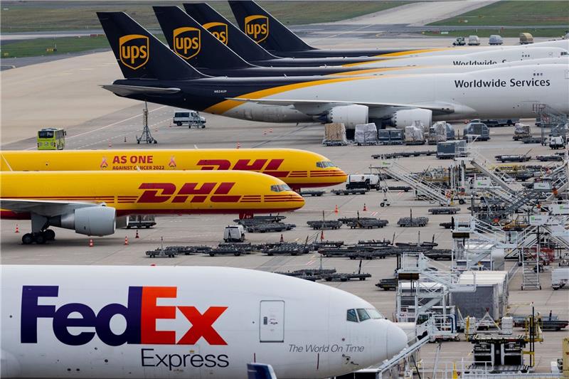 Boeing landet in Istanbul auf dem Rumpf Frachtflugzeuge auf einem Flughafen. Eine FedEx-Boeing musste in Istanbul auf dem Rumpflanden. (Symbolbild)