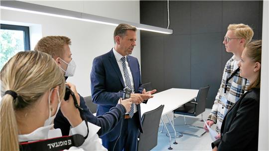 Fragen an Olaf Lies (Mitte): Celina Dellantonio (von links), Joshua Warnecke , Mathies Fricke und Anna Lena Lentge interviewen den Umweltminister.  Foto: Privat