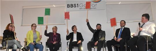 Fragespiel mit Pappschildern: Kreisschülerratsvorsitzender Oliver Fischer (r.) mit den Bundestagskandidaten (v. l.) Peggy Plettner-Voigt (Linke), Karoline Otte (Grüne), Frauke Heiligenstadt (SPD), Dr. Constantin Weigel (CDU), Ali Abo-Hamoud (FDP) und Waldemar Rau (AfD).