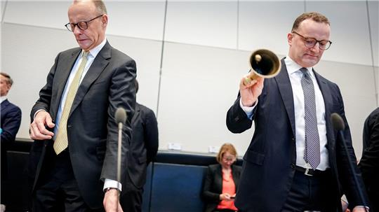 Fraktionschef Jens Spahn (r) und Kanzler Friedrich Merz zu Beginn der Sitzung der Unionsfraktion.