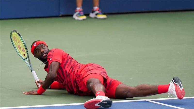 Frances Tiafoe landete zwischenzeitlich auf dem Boden - eine sinnbildliche Szene.