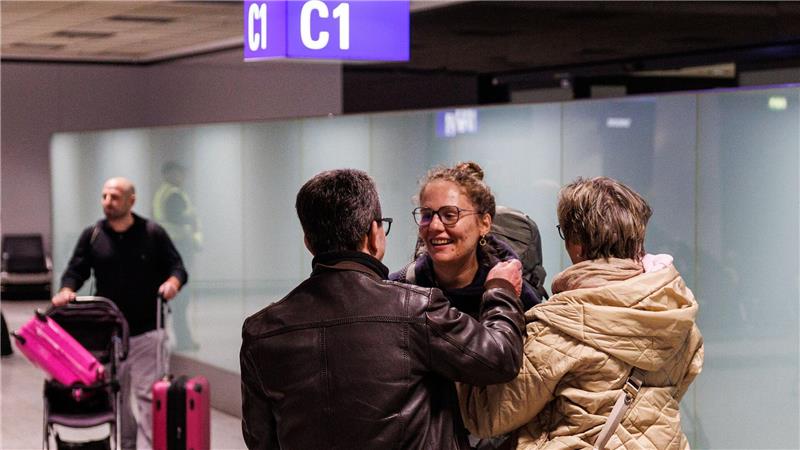 Francesca Matić und ihre Eltern vielen sich am Frankfurter Flughafen in die Arme.