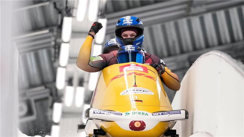 Francesco Friedrich, Tim Becker, Alexander Schueller und Felix Straub aus Deutschland im Viererbob nach dem zweiten Lauf: Francesco Friedrich jubelt über den Sieg. 