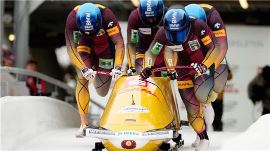 Francesco Friedrich holt im Viererbob mit Tim Becker, Alexander Schueller und Felix Straub den ersten Saisonsieg. 