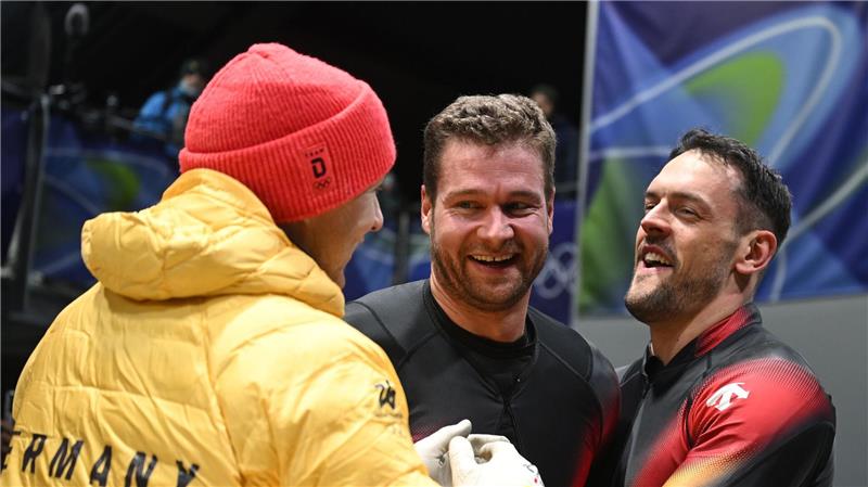 Lochner am Gold-Ziel: Endlich besser als Onkel Rudi Francesco Friedrich (l) gratulierte als Erster.