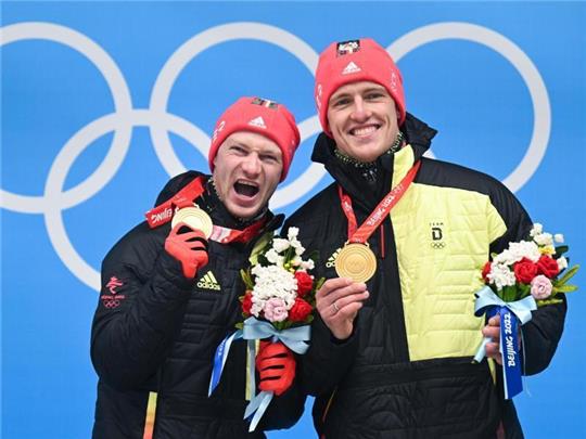 Francesco Friedrich (l) und Thorsten Margis freuen sich bei der Siegerehrung über olympisches Gold. Foto: Robert Michael/dpa-Zentralbild/dpa