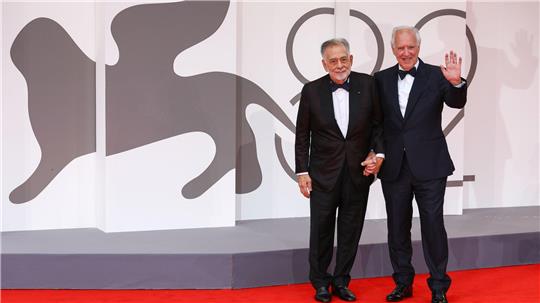 Francis Ford Coppola (l) und Werner Herzog auf dem roten Teppich.