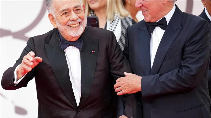 Filmfestspiele in Venedig eröffnet - Ehrenpreis für Herzog Francis Ford Coppola (l) und Werner Herzog auf dem roten Teppich.