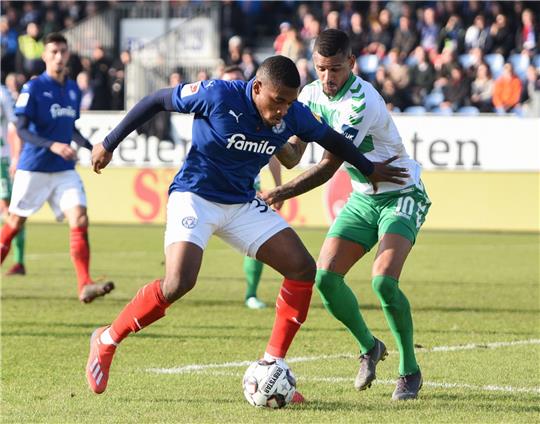 Franck Evina in Aktion, damals im Einsatz für Holstein Kiel.