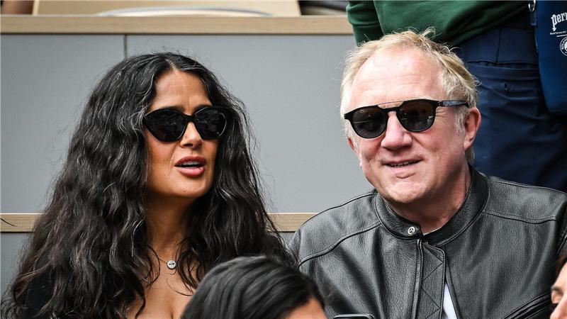 Francois-Henri Pinault und Salma Hayek (l.) verfolgen das Spiel von. Zverev
