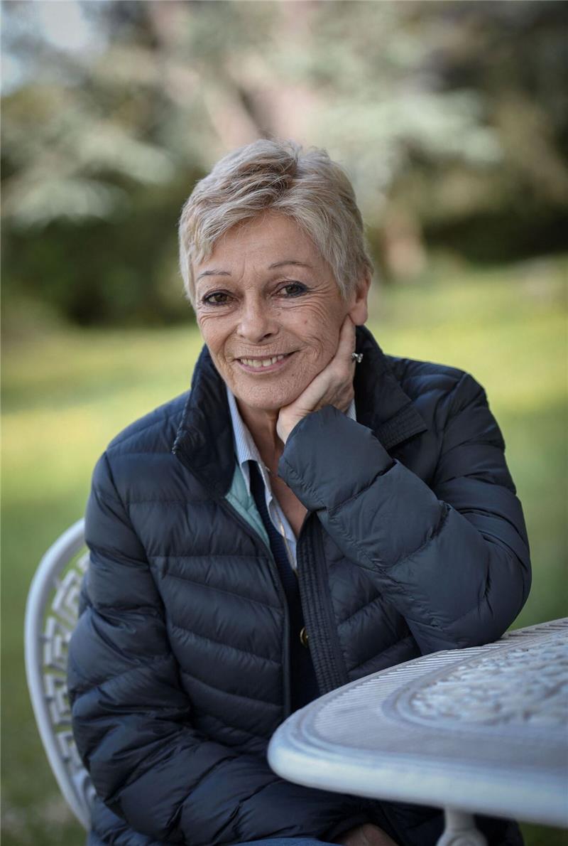 Französische Schriftstellerin Françoise Bourdin gestorben Françoise Bourdin sitzt im Garten ihres Hauses in Vernon (2019).