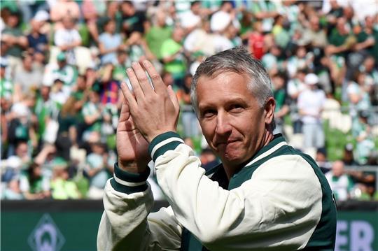 Frank Baumann, Geschäftsführer Fußball beim SV Werder Bremen, verabschiedet sich bei den Fans.