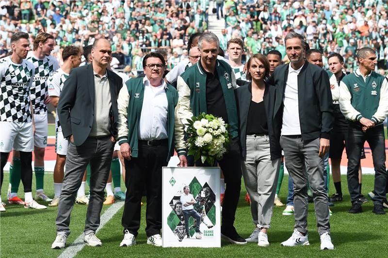 Frank Baumann, Geschäftsführer Fußball beim SV Werder Bremen, wird verabschiedet.