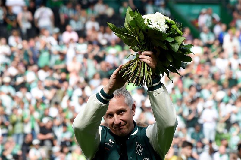 Frank Baumann, Geschäftsführer Fußball beim SV Werder Bremen, wird mit einem Blumenstrauß verabschiedet.