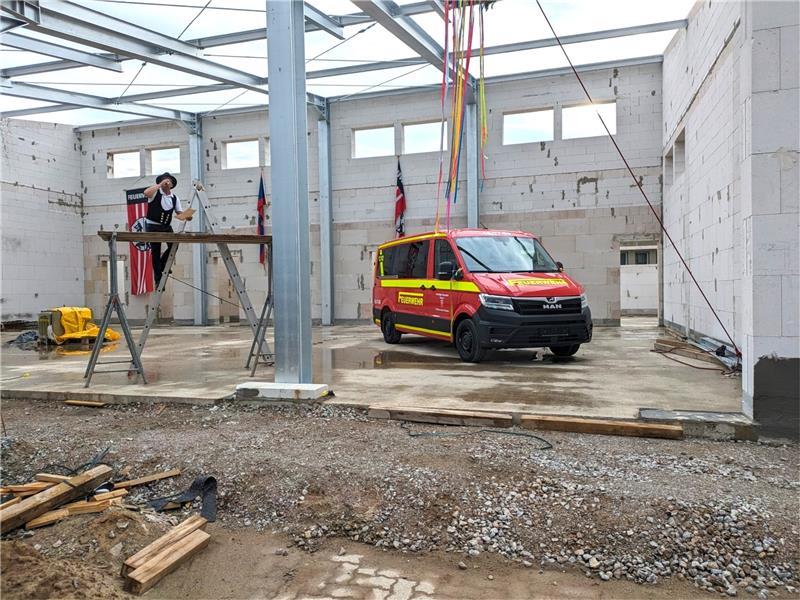 Neue Fahrzeughalle der Feuerwehr Rhüden: Richtfest gefeiert Frank Besser von der Zimmerei Tuchtfeld bringt nach seinem Richtspruch einen Toast auf den Neubau aus. Foto: Raksch