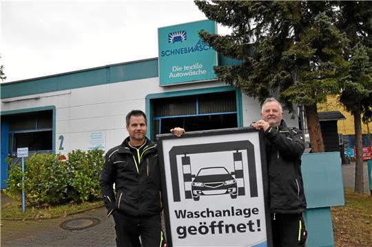 Frank Dorn (links) und Mirko Bartosch haben die Waschanlage 2018 übernommen.  Foto: Roß