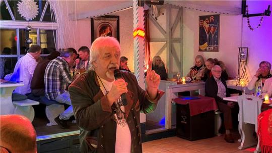 Frank Faber wirkt sehr viel jünger als 79. Bei seiner Abschiedsfeier sorgt der Sänger noch einmal ordentlich für Stimmung.