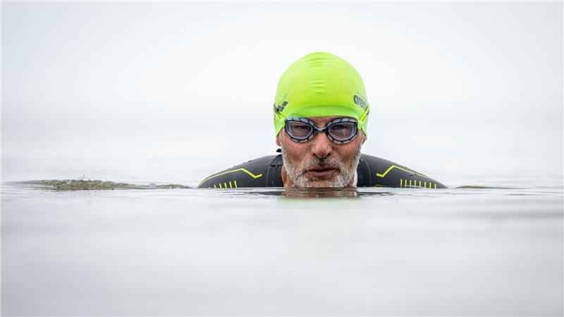 Schwimmer will sieben Inseln in zwei Tagen abschwimmen Frank Feldhus ist an der ostfriesischen Leybucht in der Nordsee.