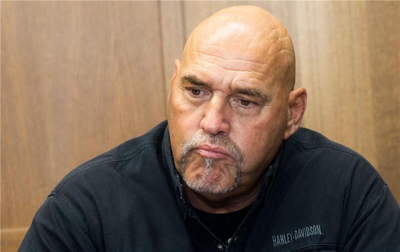 Frank Hanebuth sitzt im Gerichtssaal im Amtsgericht Hannover.