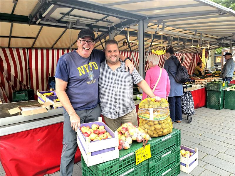 Goslarer Wochenmarkt: „Gemüsefritze“ geht in Rente Frank Heiden (links) übergibt seinen Wochenmarkt-Stand an Christian Klinder. Foto: Sowa