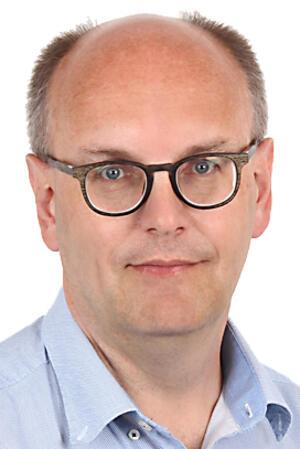 Paladine und Propagandisten: Wer Adolf Hitlers Komplizen sind Mann mit kurz geschnittenem, lichtem Haar trägt hellblaues Hemd mit offenem Kragen.