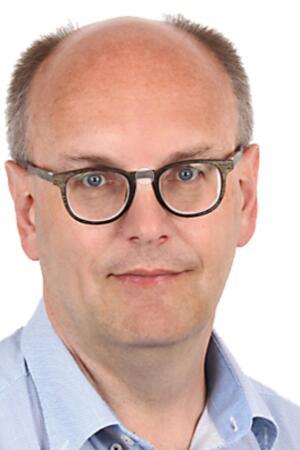 Ganztagsbetreuung in Goslar? Herzlichen Glückwunsch... Mann mit kurz geschnittenem Haar und hellblauem Hemd mit offenem Kragen