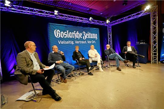 Frank Heine, Detlef Vollheyde, Anke Berkes, Urte Schwerdtner, Dirk Becker und Jörg Kleine (v. l.) diskutieren beim GZ-Podium über die Stadthalle. Foto: Epping