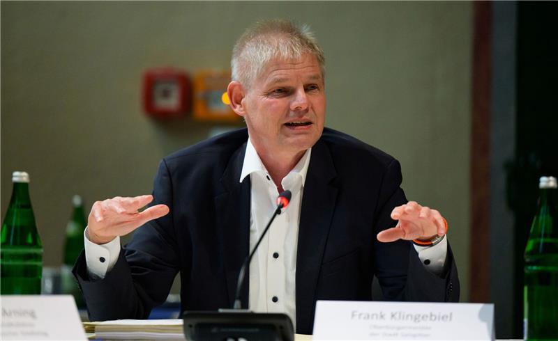 Flüchtlingsgipfel: Städtetag fordert „Planungssicherheit” Frank Klingebiel (CDU), Oberbürgermeister der Stadt Salzgitter, spricht.