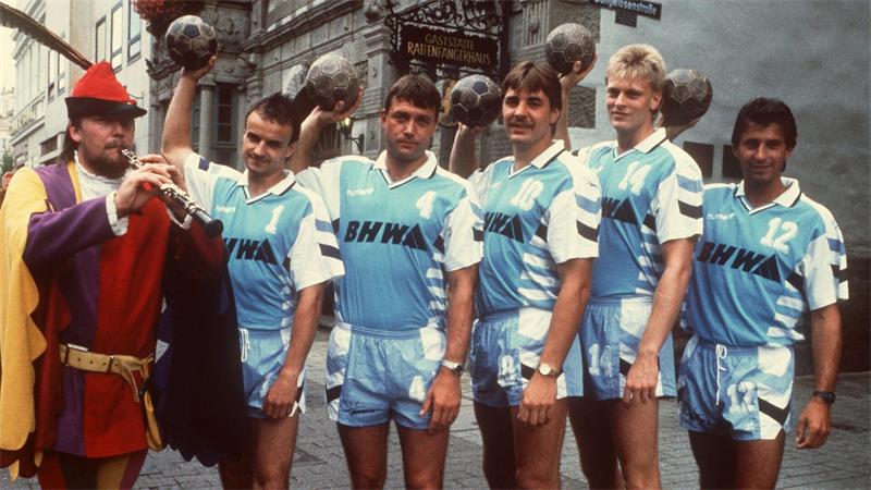 Frank-Michael Wahl (3.v.l) 1990 als einer fünf DDR-Exporten bei der SG Hameln. Mit Torwart Wieland Schmidt (r-l), Ulf Brothuhn, Matthias Hahn und Torwart Uwe Krausse gelang dem Club der Bundesliga-Aufstieg 1991. (Archivbild)