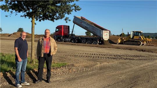 Frank Oesterhelweg (Vorsitzender des Fördervereins und Geschäftsführer der Lenkungsgruppe des Archäologie- und Landschaftsparks Pfalz Werla) und Sven Volkers (Bau- und Umweltdezernent des Landkreises Wolfenbüttel und Lenkungsgruppenmitglied) bei der Besichtigung der Parkplatz-Baustelle an der Kaiserpfalz Werla.