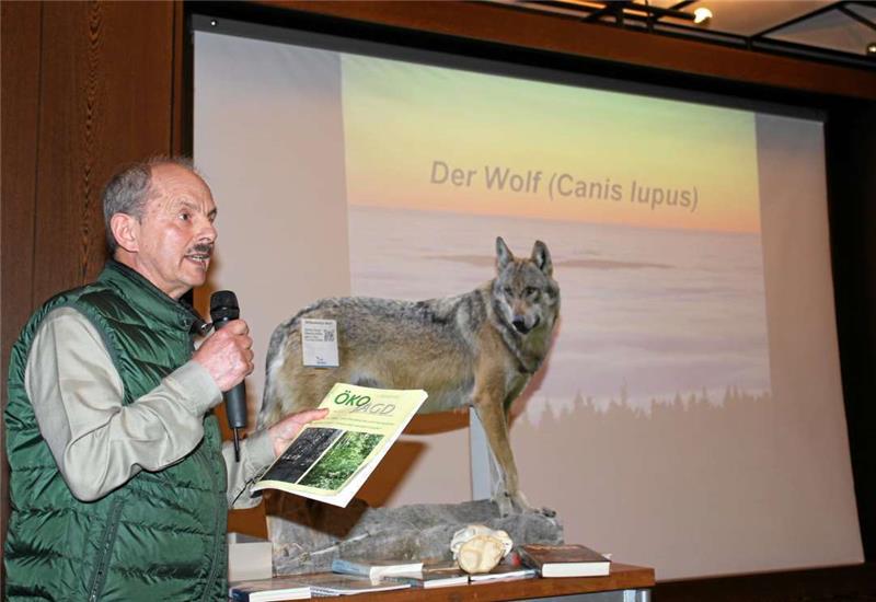Frank Raimer beantwortet nach seinem Vortrag Fragen zum Wolf.  Foto: Hohaus