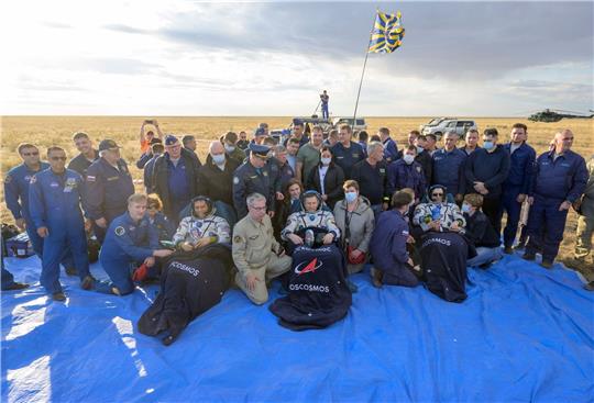 Frank Rubio (links unten), Sergej Prokopjew (M.) und Dmitri Petelin, vor der Raumkapsel «Sojus MS-23».