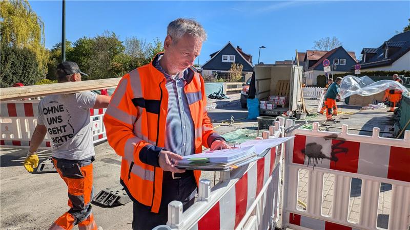 Frank Rüffer, Fachbereichsleiter Bau, besucht die Baustelle an der Lutherstraße zur Baubesprechung.