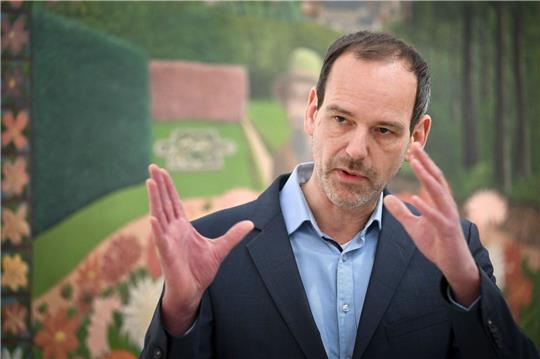 Frank Schmidt, Museumsdirektor, stellt die neue Ausstellung «Die Maler des Heiligen Herzens» vor.