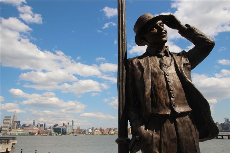 Denkmal, Plakette, Musical: 25. Todestag von Frank Sinatra Frank Sinatra in Bronze am Hudson River.