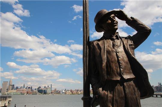 Frank Sinatra in Bronze am Hudson River.