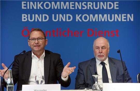 Frank Werneke (l), Vorsitzender der Gewerkschaft Verdi, und Ulrich Silberbach, dbb Beamtenbund. Sie fordern keinen Reallohnverlust für die Beschäftigten im öffentlichen Dienst.