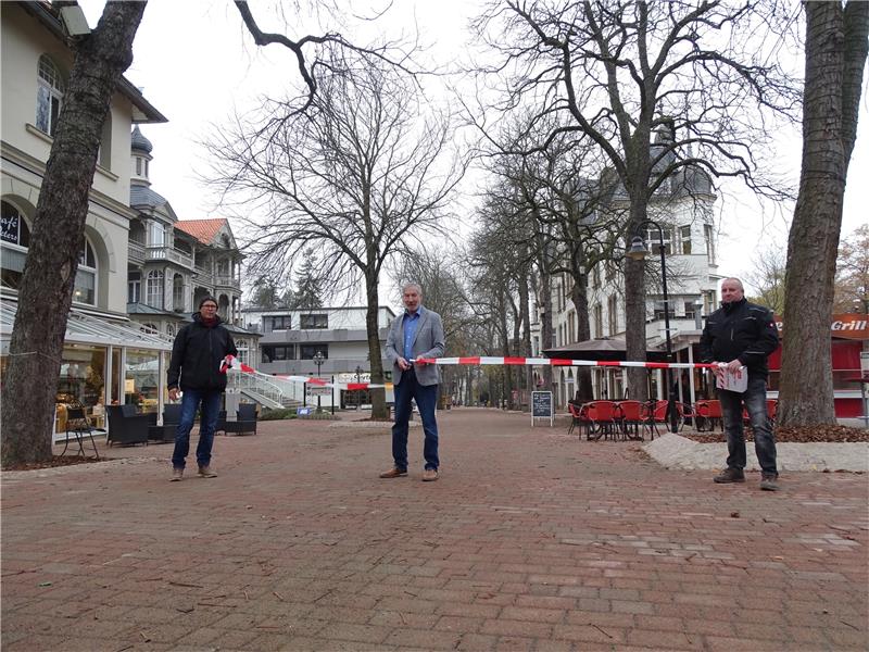 Frank Woick (v.li.), Ralf Abrahms, und Axel Koch von der ausführenden Firma HPM geben die Bummelallee am Karl-Franke-Platz offiziell frei. Foto: Exner