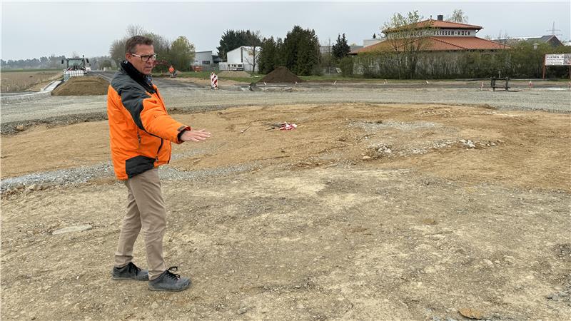 Frank Woick vom städtischen Bauamt steht inmitten des neuen Kreisels zwischen den Gewerbegebieten Nord 1 und 2.
