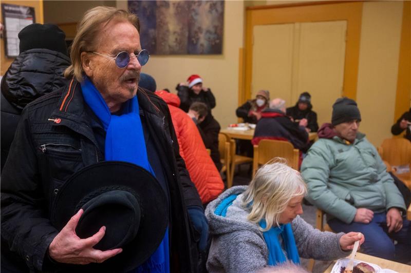 Frank Zander im Krankenhaus - dennoch Obdachlosen-Weihnacht Frank Zander spricht mit Obdachlosen und Bedürftigen bei einem Weihnachtsessen. (Archivbild)