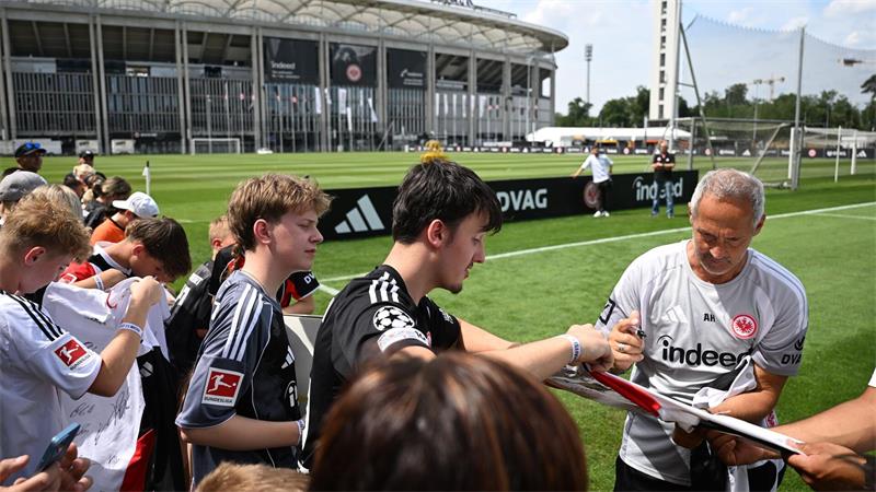 Frankfurt am Main: Hütter zum Anfassen – Autogramme beim ersten Eintracht-Training