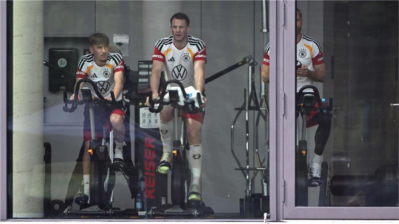 Frankfurt am Main: Turniervorbereitung vor der WM-Endrunde – Karl und Neuer trainieren auf Ergometern